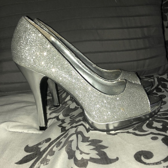 Silver/Sparkling High Heels - Picture 2 of 8